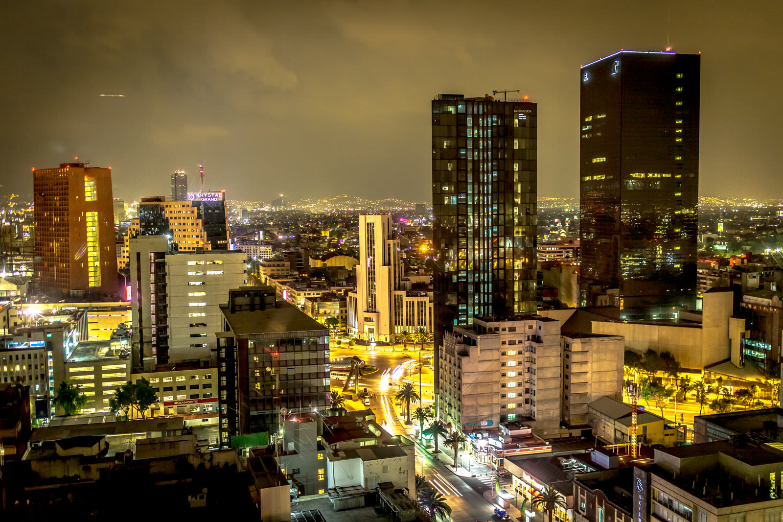 Luces y edificios de Ciudad de México por la noche