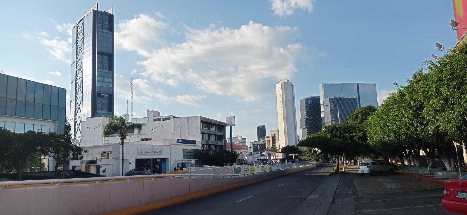 Edificios de Guadalajara bajo un cielo de atardecer